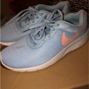 They’re a size 5Y in big kids which is a (7.0) in women